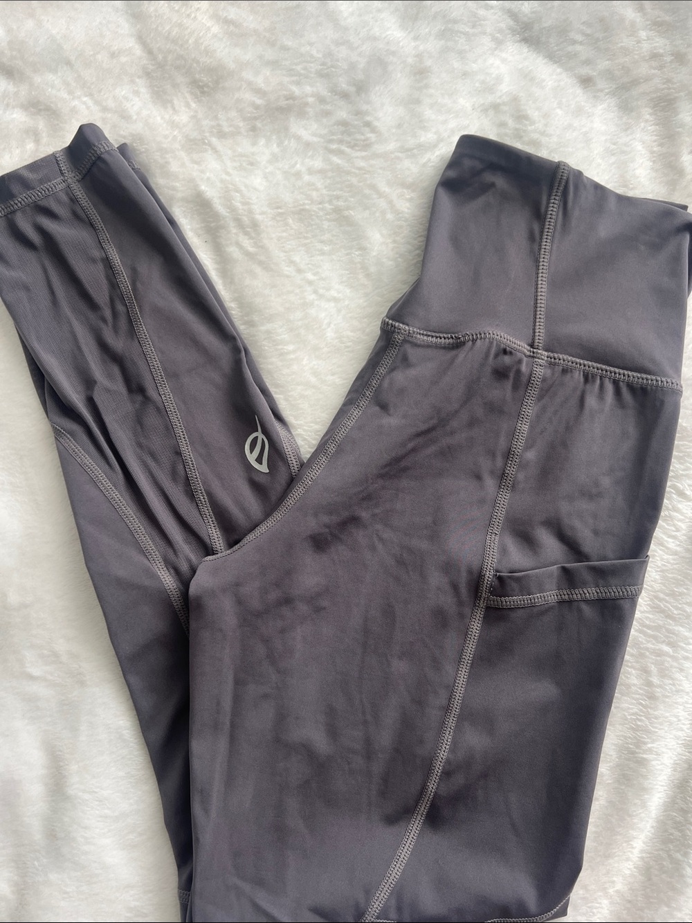Gray Athletic Leggings with Side Pocket and mesh details